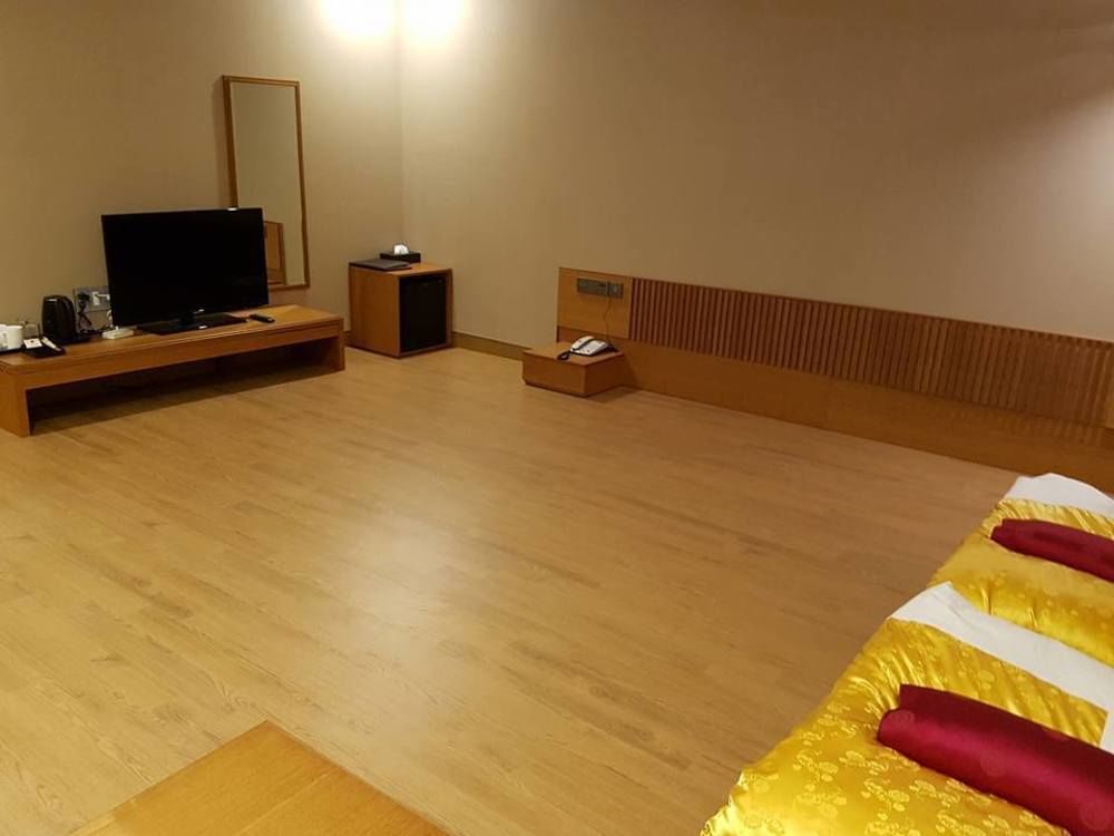 J Square Hotel And Wedding Jinju Bagian luar foto