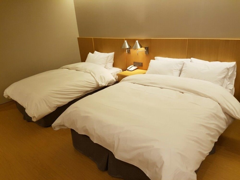 J Square Hotel And Wedding Jinju Bagian luar foto