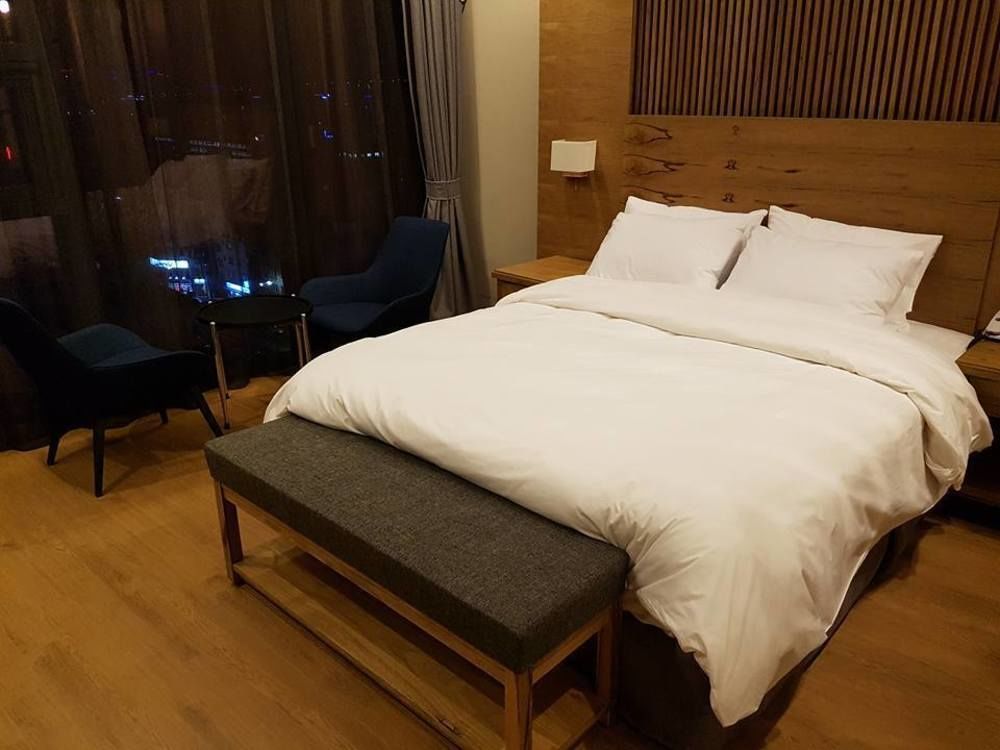 J Square Hotel And Wedding Jinju Bagian luar foto