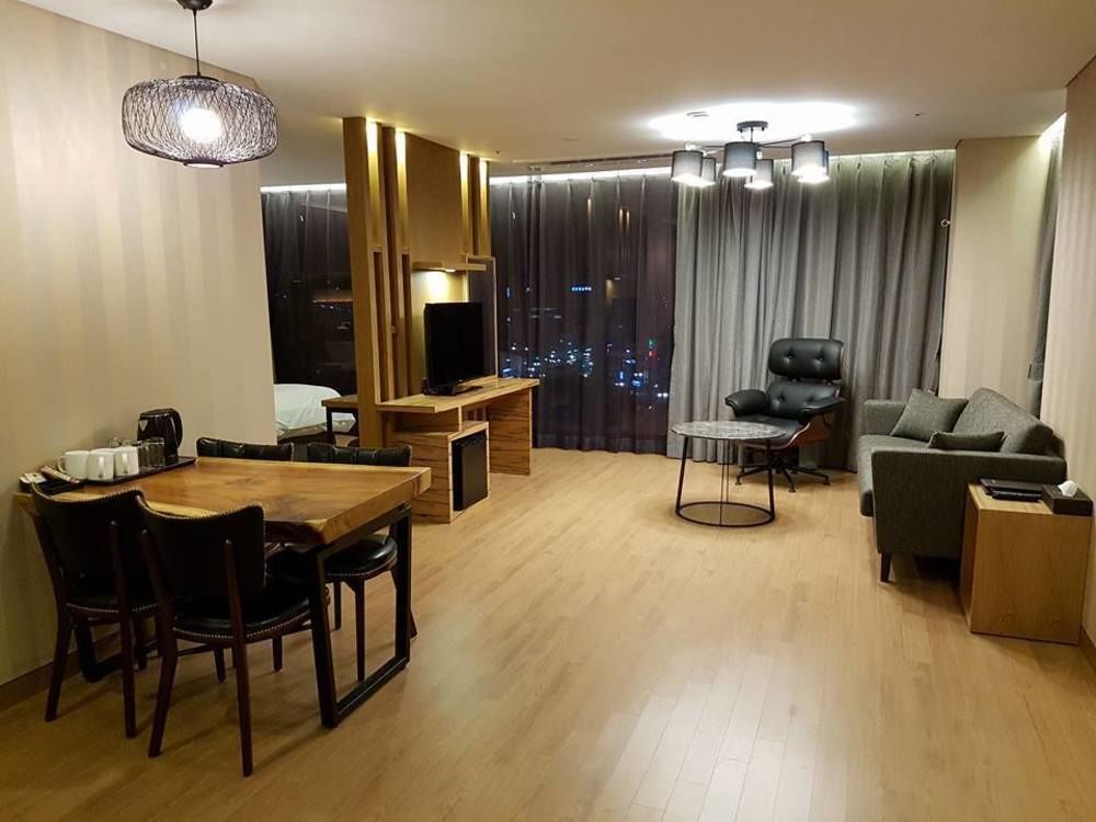 J Square Hotel And Wedding Jinju Bagian luar foto