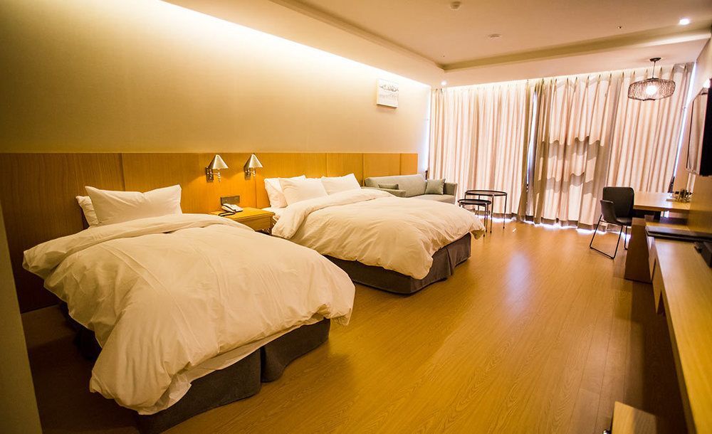 J Square Hotel And Wedding Jinju Bagian luar foto