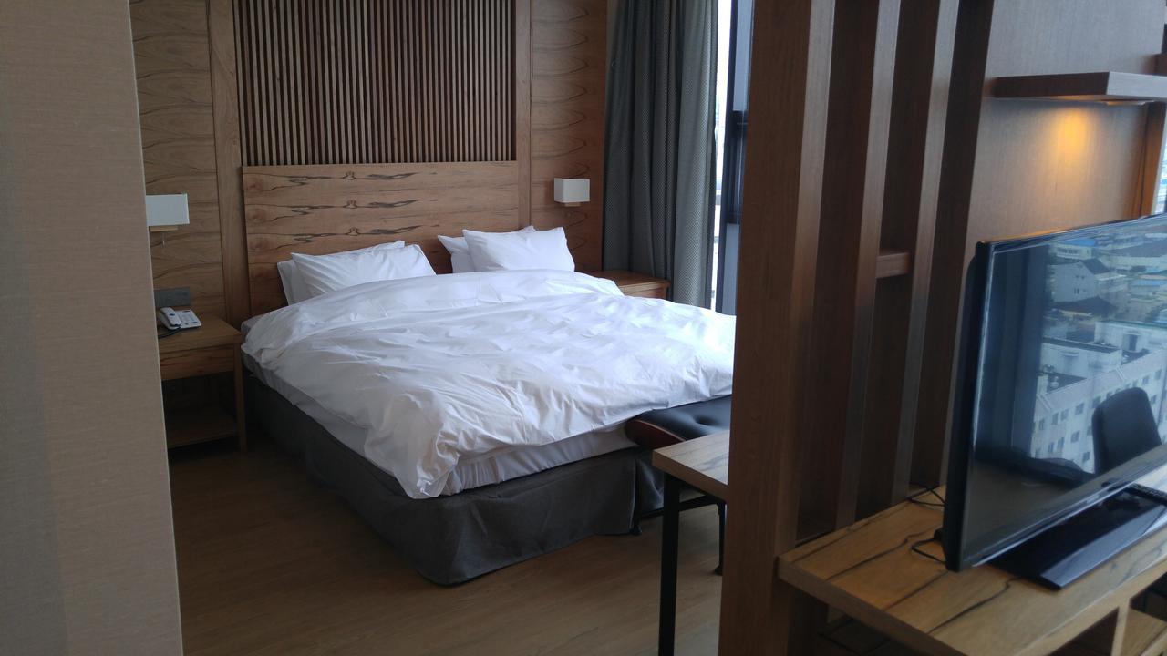 J Square Hotel And Wedding Jinju Bagian luar foto