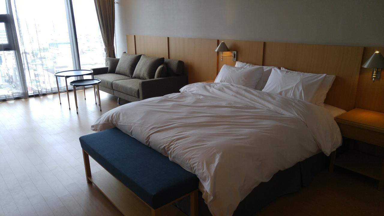 J Square Hotel And Wedding Jinju Bagian luar foto