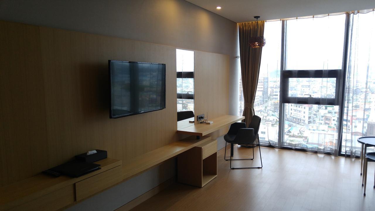J Square Hotel And Wedding Jinju Bagian luar foto