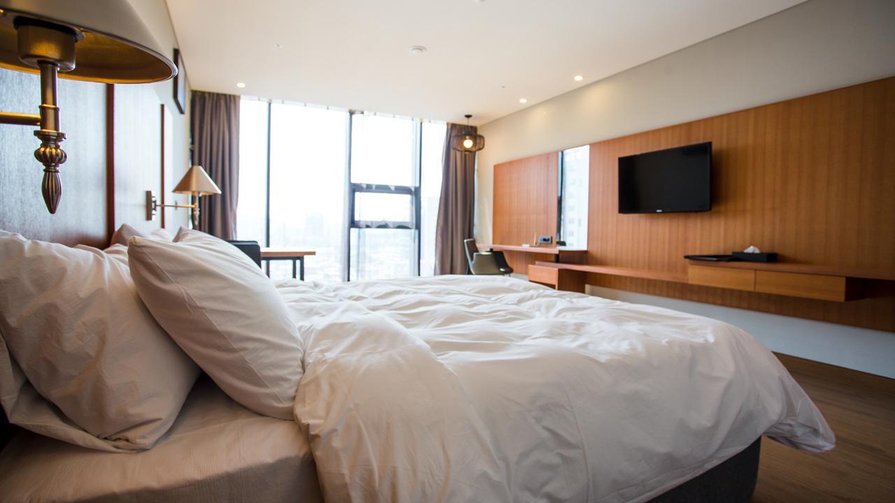 J Square Hotel And Wedding Jinju Bagian luar foto