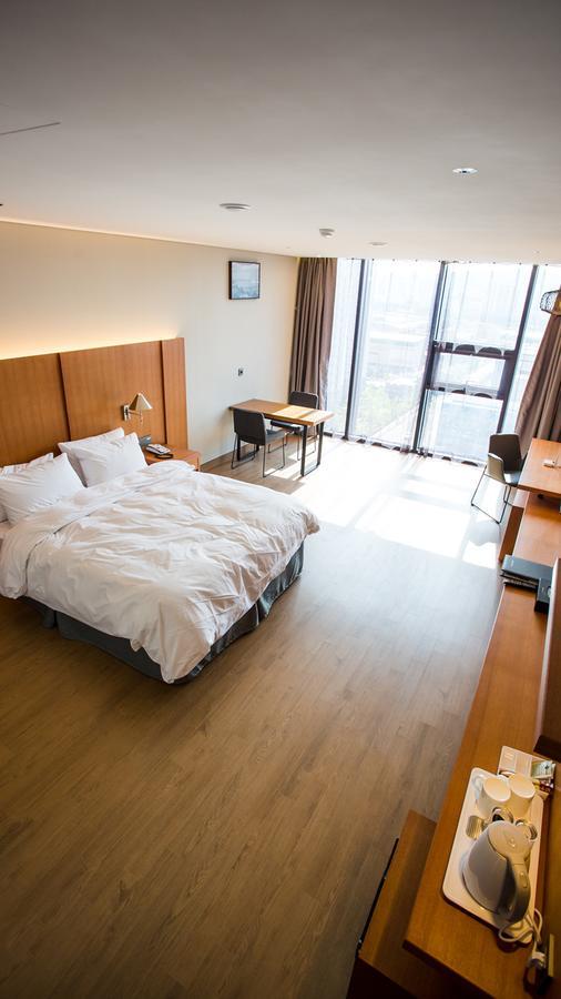 J Square Hotel And Wedding Jinju Bagian luar foto