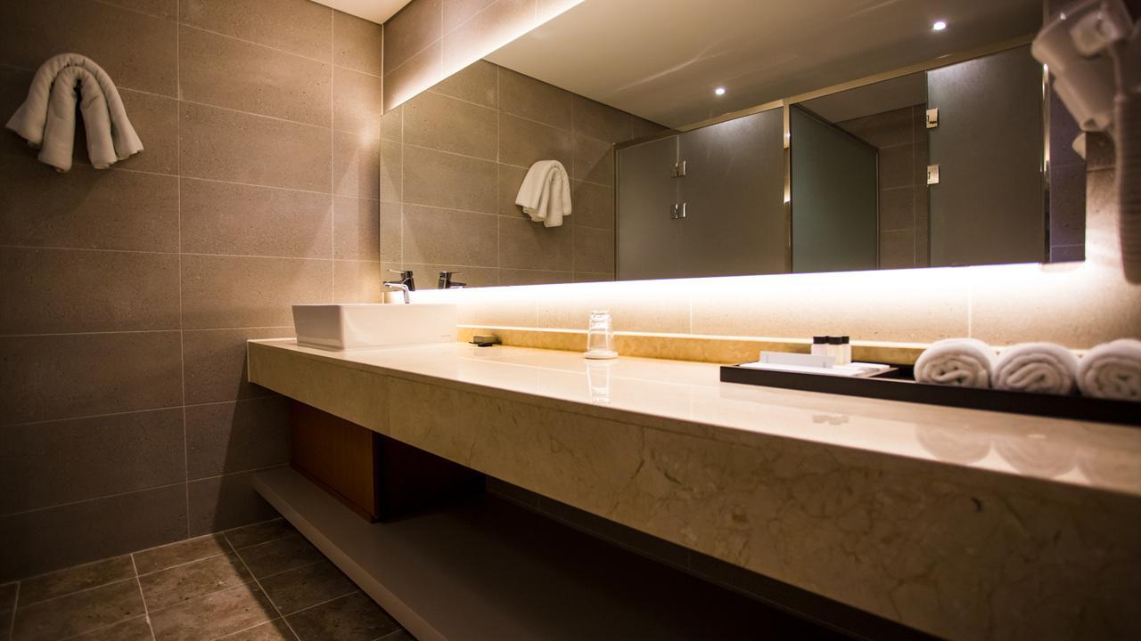 J Square Hotel And Wedding Jinju Bagian luar foto