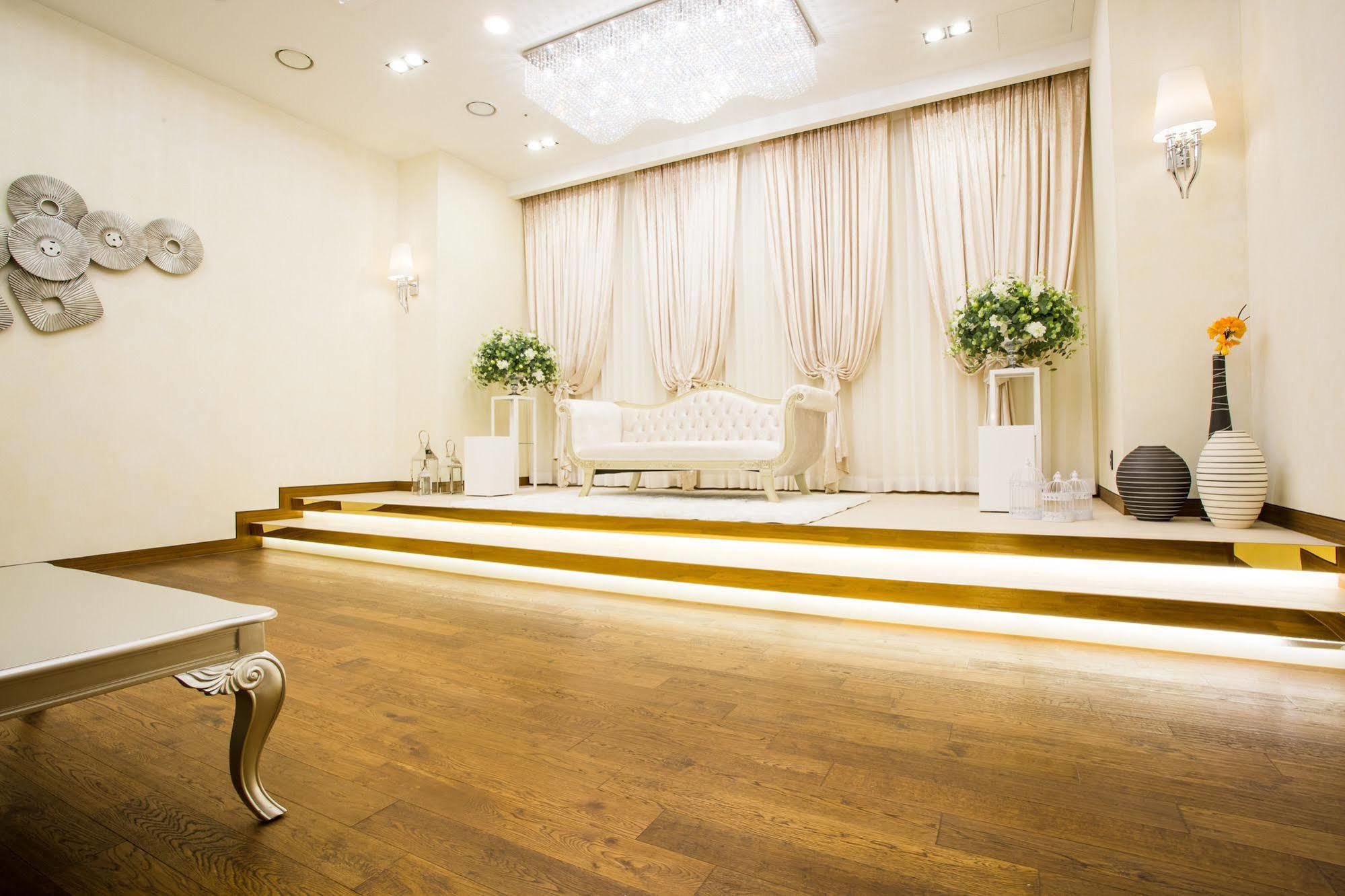 J Square Hotel And Wedding Jinju Bagian luar foto