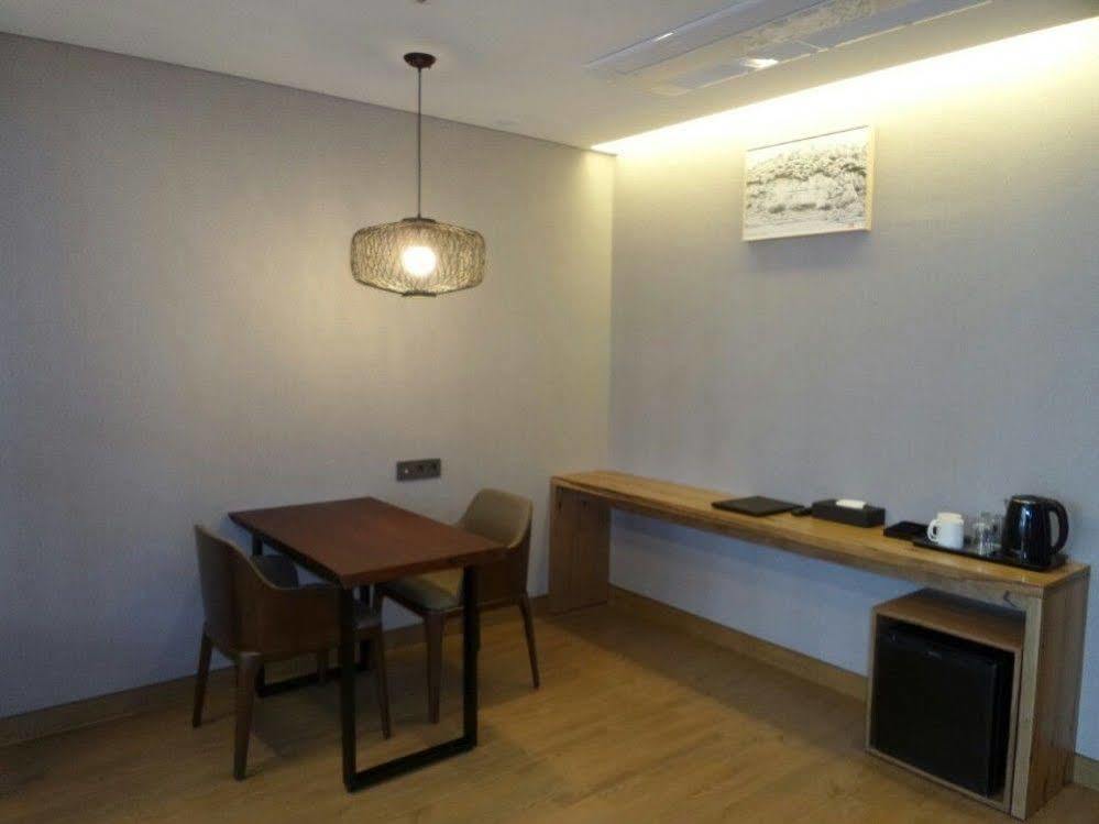 J Square Hotel And Wedding Jinju Bagian luar foto