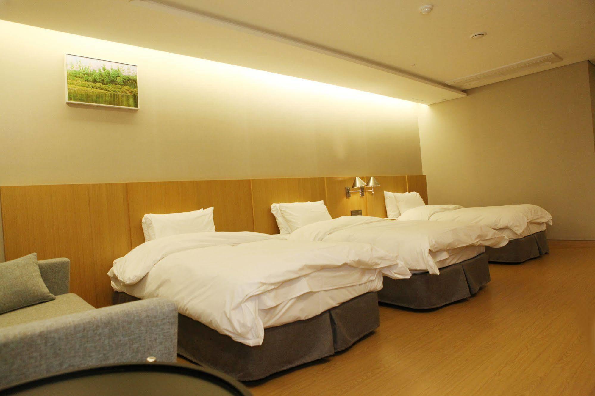 J Square Hotel And Wedding Jinju Bagian luar foto
